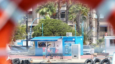 Vista de la caseta de venta de Tickets de Santa Pola a Tabarca Transtabarca