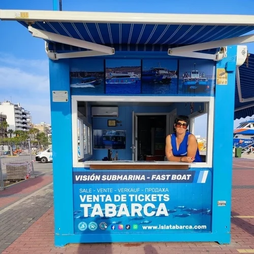 Mujer vendiendo tickets de Transtabarca de Santa Pola