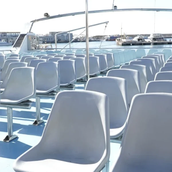 barco-a-tabarca-galeria-catamaran-azul-sillas