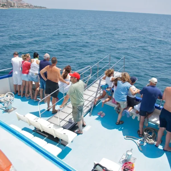 Barco a Tabarca galería gente mirando el mar