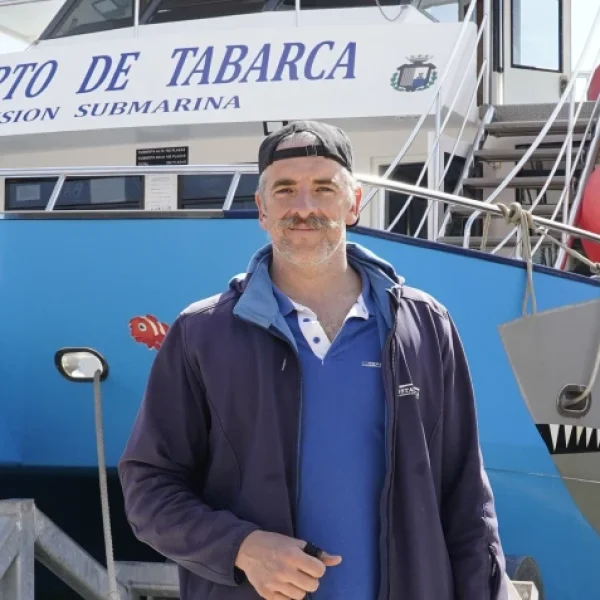 Empleados frente a barco Transtabarca Santa Pola