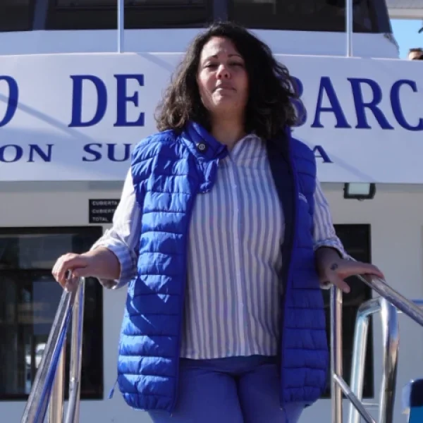 Empleados frente a barco Transtabarca Santa Pola