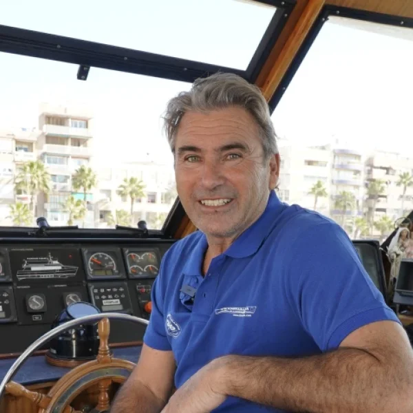 Empleados frente a barco Transtabarca Santa Pola