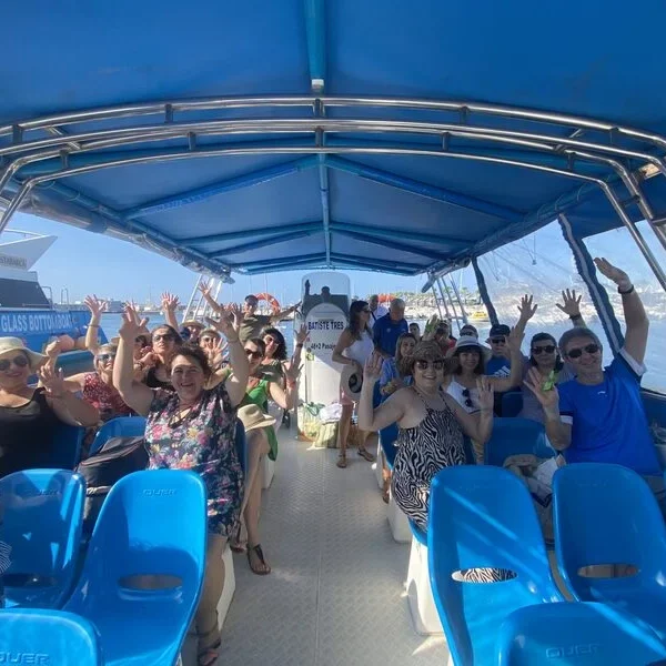 Gente barco brazos arriba Transtabarca Santa Pola